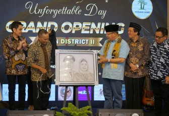 Gubernur Rohidin Mersyah meresmikan Yodan District II Two-K Azana Style Hotel yang beralamat di Jl. Pangeran Natadirja KM. 6.5 Kota Bengkulu bersama owner Yodan District II Two-K Azana Style Hotel Yosia Yodan