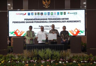 Bank Jatim saat Teken Shareholder Agreement dengan Pemprov NTB dan Bank NTB Syariah