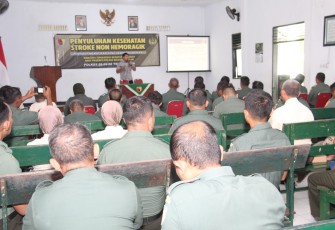 Prajurit dan Pegawai Negeri Sipil (PNS) Komando Distrik Militer 0806/Trenggalek telah sukses menyelenggarakan kegiatan penyuluhan kesehatan yang sangat bernilai di aula Makodim 0806/Trenggalek, Senin (8/1/2024)