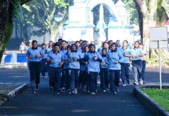 Komando Pemeliharaan Materiel TNI Angkatan Udara (Koharmatau) secara rutin melaksanakan olahraga setiap Selasa dan Jumat. Kegiatan ini tidak hanya menjadi momen untuk memeriksa kesiapan operasional, namun juga sebagai sarana untuk membangun kebersamaan dan semangat korsa di antara personel Koharmatau, Bandung, Jumat (05/01/2024)