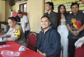 Saipul Jamil dalam jumpa pers, Sabtu (6/1/24).