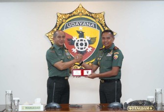 Wakil Kepala Staf TNI AD (Wakasad) Letjen TNI Arif Rahman, S.IP., M.A., didampingi Irjenad Letjen TNI Hilman Hadi, S.IP., M.B.A., M.Han., dan Koorsahli Kasad Letjen TNI Sonny Aprianto, S.E., M.M., melaksanakan Kunjungan Kerja dalam rangka Pengendalian Program dan Anggaran (Dalproggar) Insidentil TNI AD TA. 2024 di Wilayah Kodam IX/Udayana, pada Rabu (17/1/2024)