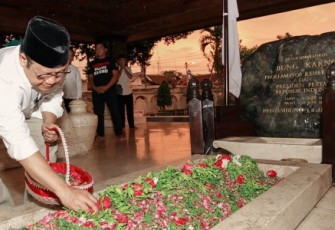 Gus Imin saat ziarah ke Makam Presiden RI pertama, Soekarno di Kabupaten Blitar, Jawa Timur, Kamis (11/1/24). 