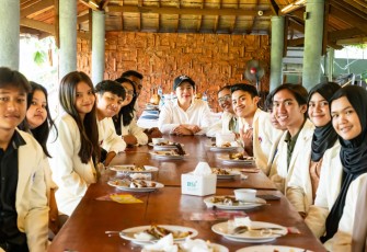 Puan dengan 15 mahasiswa penerima beasiswa dari program Kartu Indonesia Pintar (KIP) saat makan siang bersama di Restoran Joglo Rini, Salatiga, Jumat (12/1/2024).
