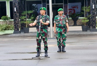Kasi Intel Kasrem 041/Gamas Kolonel Inf Erwin Agung T.W.A, S.T, M.Tr (Han) saat memimpin apel siaga pengamanan dilapangan Sriwijaya Makorem 041/Gamas jln. Pembangunan no. 03 Padang Harapan Kota Bengkulu, Selasa (24/12/2024).