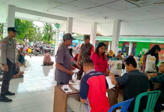 Babinsa Koramil 04/Padas Dampingi Penyaluran Bantuan Pangan Beras Pemerintah