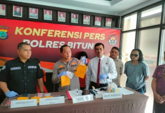 Kapolres Bitung, AKBP Albert Zai,S.I.K.,S.H saat menunjukkan barang bukti sabu di konferensi pers