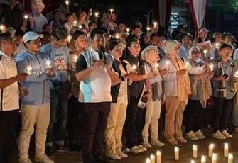 Relawan Prabowo-Gibran Satu Ibu Pertiwi saat Nyalakan 1000 Lilin Cinta untuk Indonesia di depan rumah Prabowo Subianto, Jalan Kertanegara 4, Kebayoran Baru, Jakarta Selatan, Rabu (7/2/24) malam. 