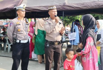 Di sela gelaran Pasar Murah dalam program Ramadan Berkah Polres Tapanuli Selatan (Tapsel), Kasat Lantas, AKP Dahnial Saragih, SH, MH, dan jajaran buka pelayanan administrasi Surat Izin Mengemudi (SIM) dan Samsat keliling, Jumat (15/03/2024)