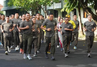 Pangdam IX/Udayana, Mayjen TNI Harfendi, S.I.P., M.Sc., memimpin olahraga bersama di Lapangan Apel Makodam IX/Udayana, Denpasar, pada Selasa (5/3/2024).