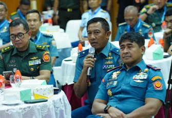 Kadispenal Laksamana Pertama TNI I.M. Wira Hady saat pelaksanaan Rapat Koordinasi Teknis Peneranan (Rakernispen) TNI Tahun 2024, di Mabes TNI, Jakarta, Selasa (05/03). 