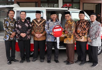 Bank Jatim saat Bagikan CSR Ambulans ke PMI Jawa Timur, Rabu (24/4). 