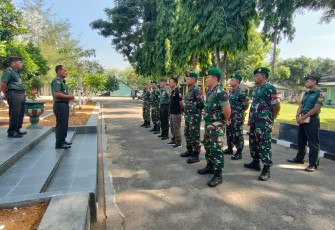  Letkol Inf Roliyanto S.I.P., M.I.P., saat memberikan pengarahan di depan Aula Kopral Sigit Jl. Letjen Suprapto No. 42 Pacitan, Rabu (10/01/2024)