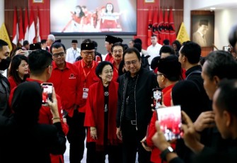 Ketua Umum DPP PDI Perjuangan (PDIP) Prof. Dr. (H.C) Megawati Soekarnoputri melakukan prosesi potong tumpeng dalam peringatan Hari Ulang Tahun (HUT) ke-51 Partai di Sekolah Partai, Lenteng Agung, Jakarta Selatan, Rabu (10/1/2024)