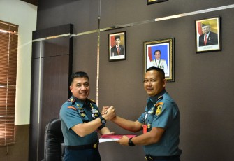Menjelang Serah Terima Jabatan, Komandan Wing Udara 2 Puspenerbal, Kolonel Laut (P) Ma'arif melaksankan Memorandum dengan Komandan Wing Udara 2 yang akan menempati selanjutnya, Kolonel Laut (P) Adam Firmansyah yang digelar di ruang rapat Markas Komando Wing Udara 2 Puspenerbal, Selasa (9/1/2024)