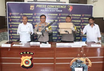 Kapolres Aceh Timur saatTerima Dua Pucuk Senjata Api dari Warga