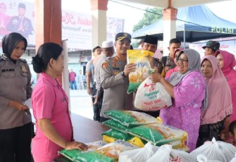 AKBP Yasir Ahmadi, SIK, MH, saat bagikan langsung sembako murah pada program Ramadan Berkah Polres Tapanuli Selatan (Tapsel), Kamis (21/03/2024)