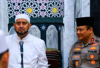 Kaops Irjen Asep Edi Suheri saat menyambangi kediaman Habib Syech Bin Abdul Qadir Assegaf di Pasar Kliwon, Surakarta, Jawa Tengah, Rabu (31/1) malam.