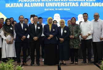 Khofifah Indar Parawansa Lantik Ikatan Alumni UNAIR Kepri