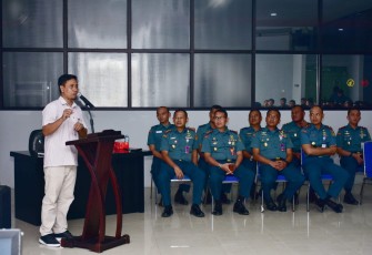 Komandan Wing Udara 2, Kolonel Laut (P) Adam Firmansyah resmi membuka English Course Batch 1 khusus untuk Prajurit Wing Udara 2 Puspenerbal di Gedung Naval Aviation Combat Simulator (NACS), Skuadron 400 Wing Udara 2 Puspenerbal, Kamis (1/2/2024)