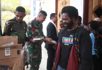 Satgas Pamtas Mobile Yonif 330 Tri Dharma Kostrad membagikan 100 Alkitab untuk masyarakat umat Kristiani Intan Jaya bertempat di Gereja Kemah Injil Indonesia (GKII) Antiokhia, distrik Sugapa, Kab. Intan Jaya, Prov. Papua Tengah, Minggu (25/02/2024)