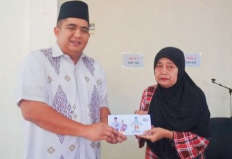 Bupati Bintan Roby Kurniawan SPWK Salurkan BLT Lansia Tahap 1