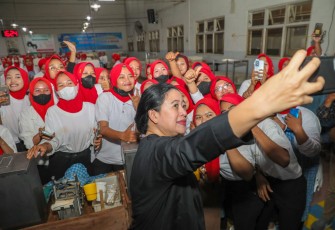 Ketua DPR RI Puan Maharani saat berselfie dengan 'gadis kretek'