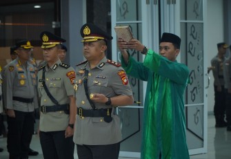 Kapolda Kalimantan Barat Irjen Pol Pipit Rismanto S.I.K., M.H,  Memimpin Pelaksanaan Serah Terima Jabatan (Sertijab) Kapolres Kubu raya dan Kapolres Singkawang di Balai Kemitraan Mapolda Kalbar, Selasa (9/1)