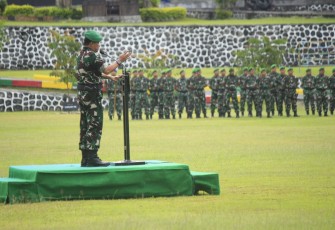 Pangdam XVIII/Kasuari, Mayjen TNI Ilyas Alamsyah, S.E., M.Tr.(Han)., CGCAE Berikan  arahannya saat gelaran apel kesiapsiagaan 2024, dalam rangka mengantisipasi perkembangan situasi diwilayah jajaran Kodam XVIII/Kasuari, di lapangan Makodam, Trikora, Arfai 1, Manokwari, Papua Barat, pada Selasa (9/1/2024)