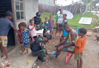  Pos Yabanda Satgas Yonif 310/KK melaksanakan anjangsana dan pelayanan kesehatan keliling bertempat di Kampung Yabanda, Distrik Yaffi, Kabupaten Keerom, Papua, Selasa (10/1/2024)