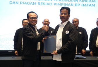 Sekretaris Menteri Koordinator Bidang Perekonomian RI, Susiwijono Moegiarso saat Bersama Kepala BP Batam Muhammad Rudi 