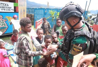 Prajurit Satgas Pamtas Mobile Yonif 330 Tri Dharma Kostrad kembali membuktikan ketulusan dan keikhlasan dalam pengabdiannya di wilayah penugasan yaitu dengan memberikan bantuan berupa baju layak pakai dan sejumlah bahan makanan kepada masyarakat yang mengungsi pasca terjadinya aksi teror yang dilakukan oleh Kelompok Separatis Teroris Papua (KSTP), bertempat di halaman Pos J2, pada Kamis (25/1/24)