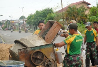 Kebersamaan Satgas Pamtas Yonarmed 11 Kostrad dan Warga Dalam Pembangunan Masjid di Perbatasan