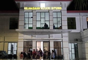 Foto saat keempat tersangka akan di giring masuk kedalam mobil tahanan