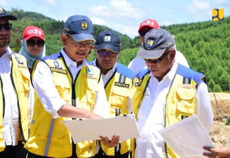 Menteri Pekerjaan Umum dan Perumahan Rakyat (PUPR) Basuki Hadimuljono meninjau pembangunan Instalasi Pengolahan Air (IPA) Sepaku di Penajam Paser Utara, Kalimantan Timur, Kamis (29/2/2024)