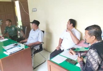Babinsa Serda Yasier Arafat saat berkunjung silaturahmi ke kantor Desa Suka Damai Kecamatan Lembah Sabil, Rabu (3/1/2024). 