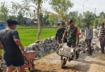 Babinsa Kodim 0802/Ponorogo Kerja Bakti Pasang Paving