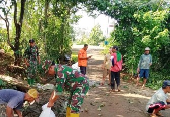 Babinsa Ponorogo saat Kerja Bakti Bersihkan Selokan Air Bersama Warga