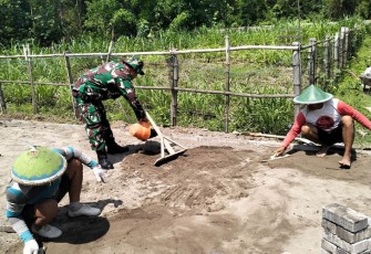Babinsa saat Bantu Pasang Paving Blok