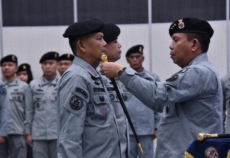 Upacara Pelantikan dan Serah Terima Jabatan Kepala Zona Bakamla Barat yang diikuti oleh seluruh Eselon I, II dan III, beserta Dharma Wanita Persatuan (DWP) Bakamla RI. Kegiatan berlangsung di Aula Ary Hasibuan, Mabes Bakamla RI, pada Rabu (3/1/2024).