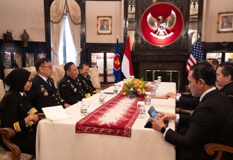 Kepala Bakamla RI disambut oleh Charge d'Affaire (CDA) Kedutaan Besar Indonesia untuk AS Ida Bagus Made Bimantara, dan Atase Pertahanan (Athan) RI Marsma TNI Edwardus Wisoko Aribowo, beserta jajaran.