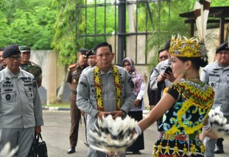 Kepala Bakamla RI saat disambut dengan pengalungan manik-manik khas Kalimantan Timur dan tarian Burung Enggang, di depan ruang transit VVIP Bandara Internasional Sultan Aji Muhammad Sulaiman,  Balikpapan, Kalimantan Timur, Rabu (24/1/2024).
