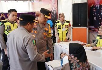  Polda Kalimantan Tengah menggelar Bakti Kesehatan dan Bakti Sosial dalam rangka Cooling System Pemilu Damai bagi warga yang bermukim di kawasan Pelabuhan Rambang, Kelurahan Pahandut, Kota Palangka Raya, Jumat (26/1)