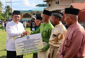 Gubernur Kepri Serahkan Bantuan Kemasyarakatan dan Groundbreaking Sejumlah Paket Strategis 2024 di Anambas