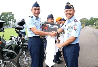 Danlanud Adi Soemarmo saat serahkan Kendaraan Dinas Bantuan dari Kemenhan Kepada Satker Jajaran