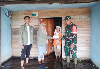 Babinsa Kodim 1001/HSU Kodam V/MLW saat Dampingi Penyaluran Bantuan Untuk Warga Korban Bencana Banjir