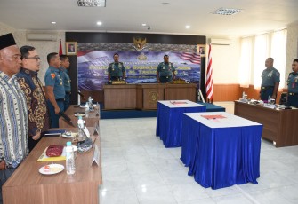 Komandan Kodiklatal Letjen TNI Marinir Nur Alamsyah melalui sarana video conference mengikuti acara Penandatanganan Kontrak Bersama Pengadaan Barang dan Jasa Unuit Organisasi TNI Angkatan Laut (UO TNI AL) TA 2024 yang dipimpin Kepala Staf Angkatan Laut (Kasal) Laksamana TNI Dr. Muhammad Ali dari Mabesal Cilangkap, yang juga diikuti seluruh jajaran TNI Angkatan Laut, Senin (22/01/2024)