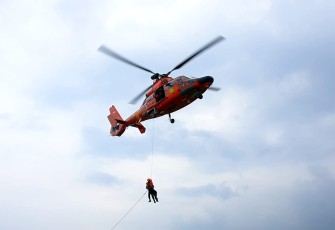 Skuadron Udara 400 Wing Udara 2 saat Berlatih EMU Bersama Basarnas Surabaya