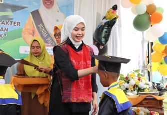 Bunda PAUD Bintan Hafizha Rahmadhani saat prosesi wisuda 37 peserta didik dari PAUD Sri Kemuning dan PAUD Teratai Desa Kuala Sempang. 