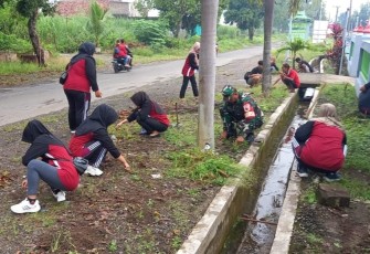 Babinsa Koramil 06/Gemarang Bersama Warga saat Bersihkan Lingkungan